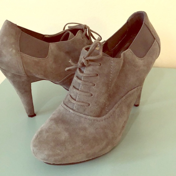 me too Shoes - Suede Booties